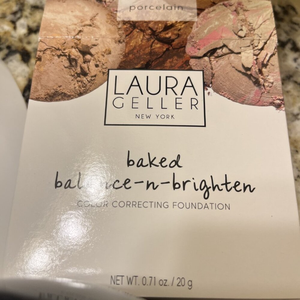 Laura Geller Balance & Brighten  Porcelain Baked Foundation
